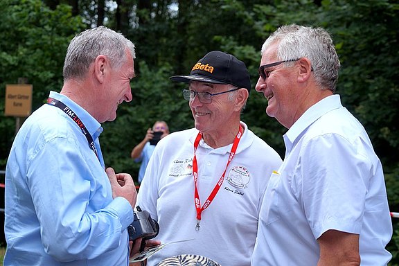 Besprechung am Rande - Igor Boskovic, Präsident der FIM Vintage, Klaus Riedel, Koordinator FIM Vintage Berg EM - Bernd Lange, Landrat Landkreis Görlitz Funktionäre_Lückendorf.jpg